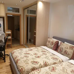 Apartament Luxury 1min Walk From Underground, With Free Parking Free Wifi, Londyn