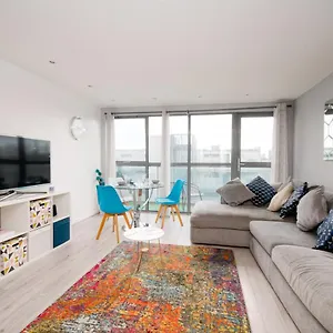 Apartment Stylish Close To Bridge, London