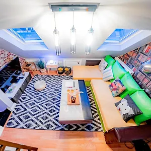 Apartment 2 Bedroom Roof Terrace With Sauna Jakuzzi And Outdoor Cinema, London