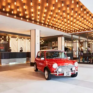 Radisson Red London Heathrow מלון